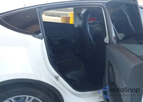 2022 Tesla Model Y Long Range Dual Motor All-Wheel Drive z USA, uszkodzony, nr VIN 7SAYGDEE8NA012383